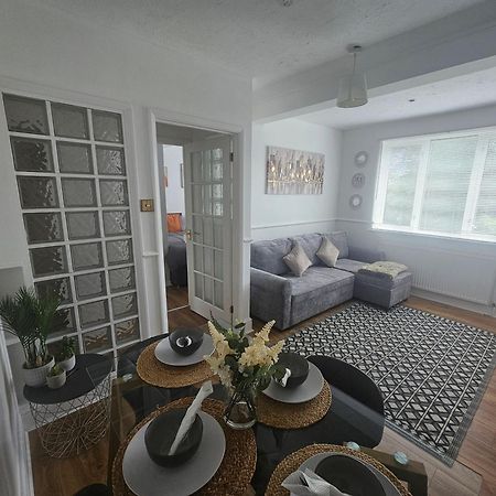 St Albans City Stays - Near Luton Airport - St Albans Abbey & City Train Station - Close To London- Harry Potter World - The Odyssey Cinema - Abbey Cathedral- Contractors I Business I Leisure- Sleeps Upto 6 People 外观 照片