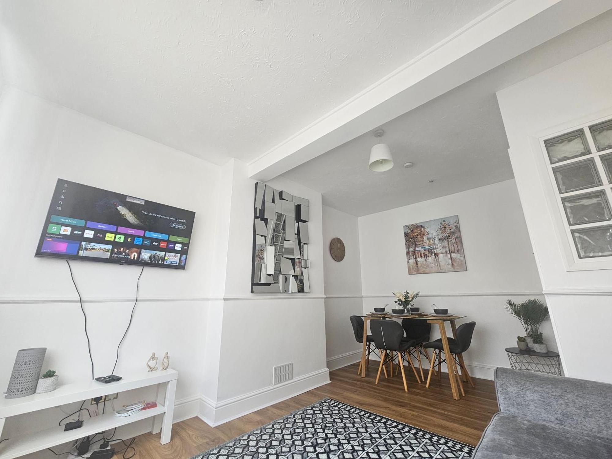 St Albans City Stays - Near Luton Airport - St Albans Abbey & City Train Station - Close To London- Harry Potter World - The Odyssey Cinema - Abbey Cathedral- Contractors I Business I Leisure- Sleeps Upto 6 People 外观 照片